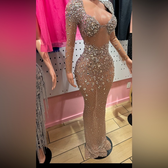 BRAND NEW NEVER WORN GOWN PERFECT FOR BIRTHDAY OR SPECIAL OCCASIONS - Picture 2 of 2